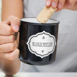Tasse Klugscheisser Emaille-Optik In Schwarz - 400 Ml -Küchenzubehör geda labels tasse klugscheisser emaille optik in schwarz 400 ml 1