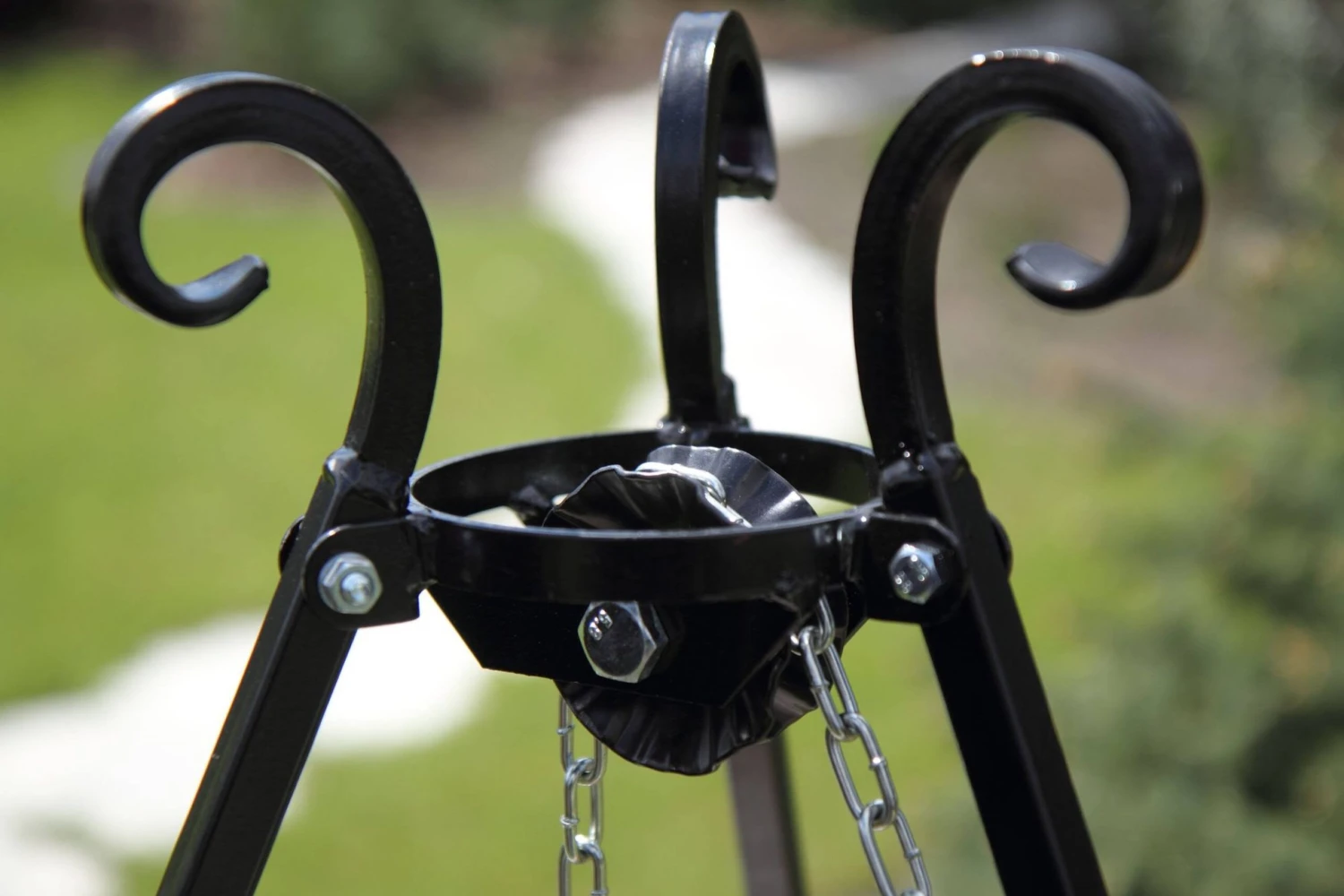 Dreibein-Schwenkgrill THORN In Schwarz 6 Dreibein-Schwenkgrill THORN In Schwarz – Bild 4