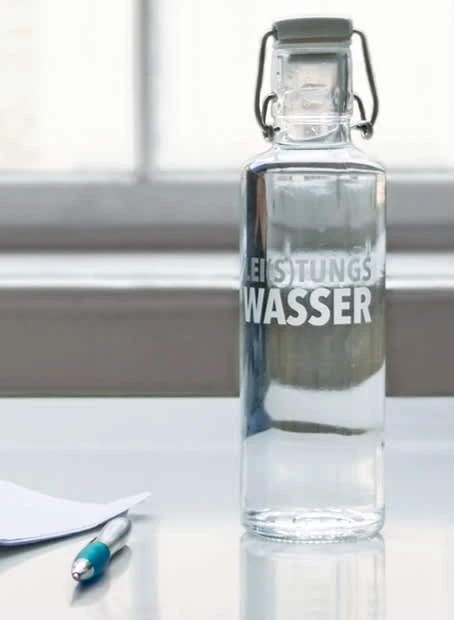 Trinkflasche "Lei(s)tungswasser" In Grau/Weiß - 600ml 4 Trinkflasche "Lei(s)tungswasser" In Grau/Weiß - 600ml – Bild 2